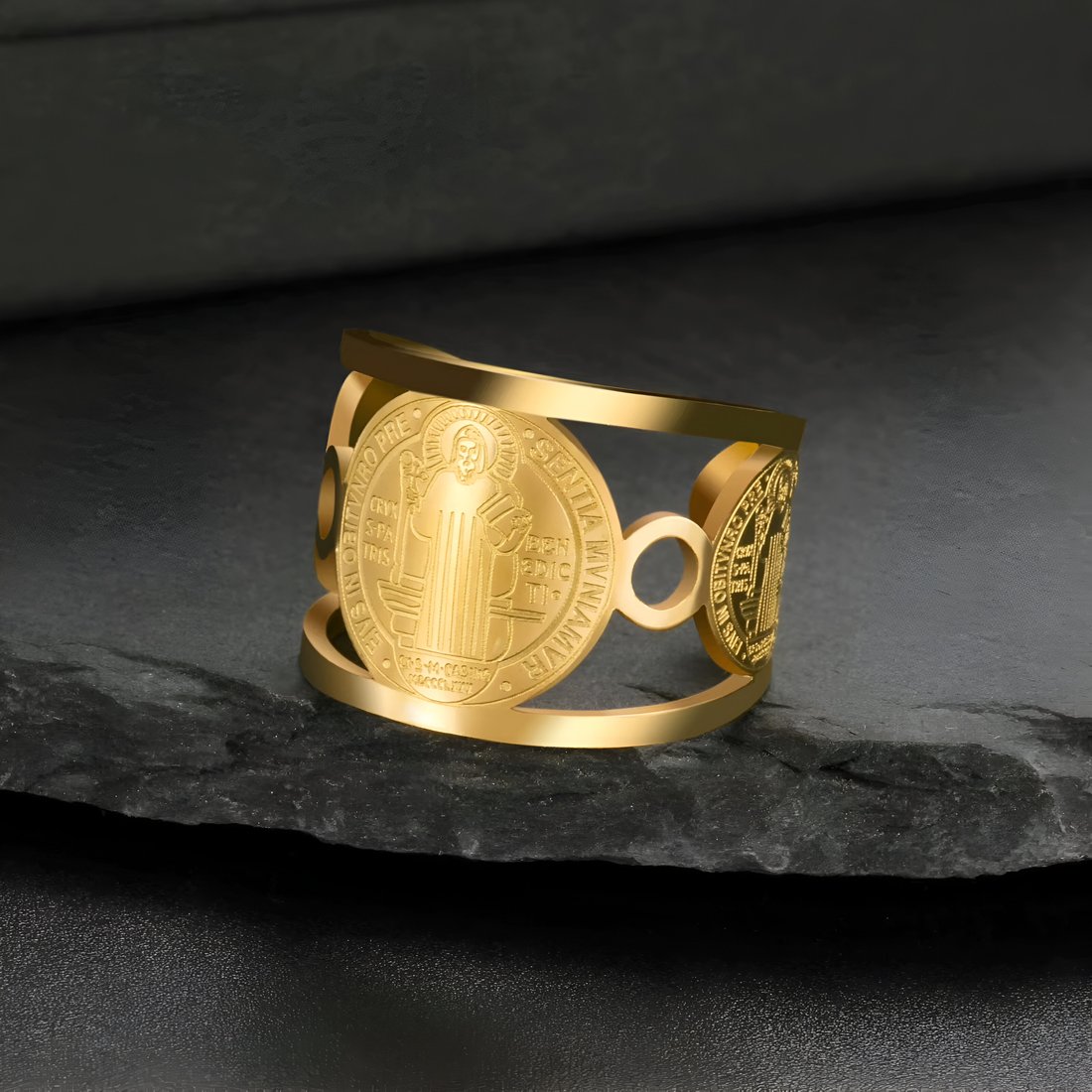 Anillo con medalla de San Benito